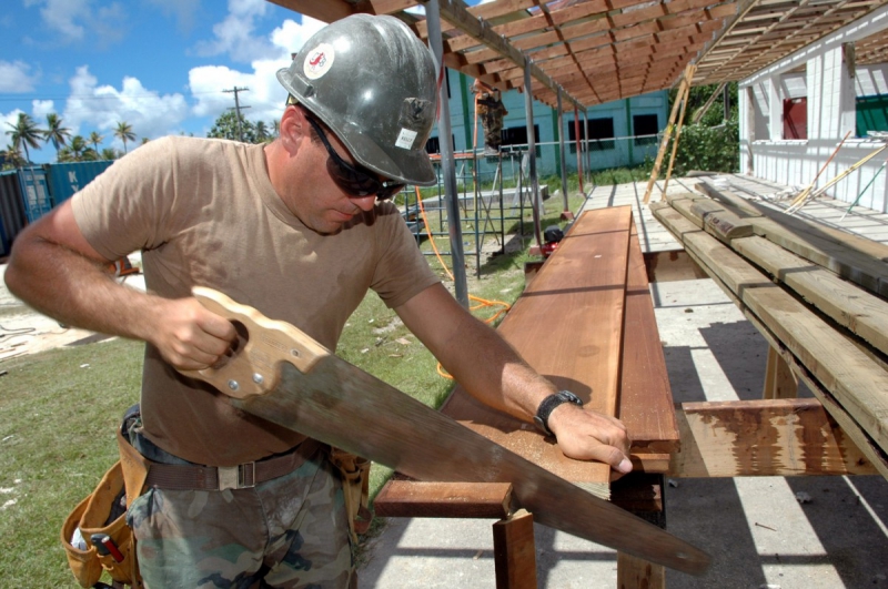 ebeniste-BONSON-min_worker_construction_building_carpenter_male_job_build_helmet-893290